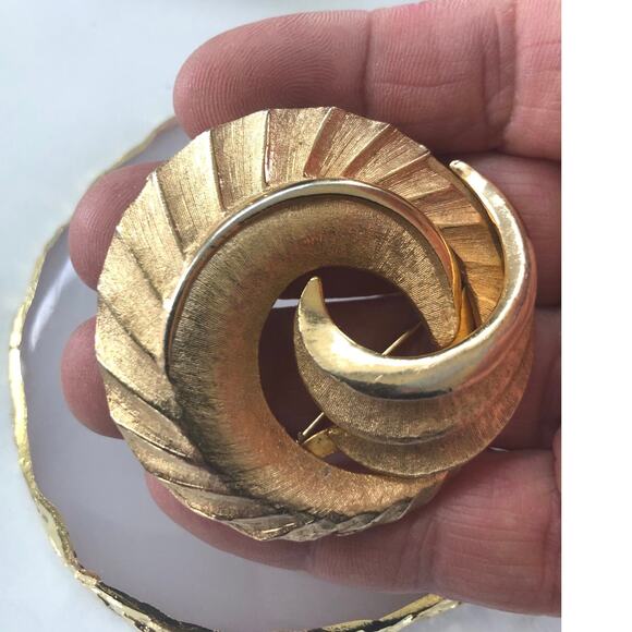 Vintage Gold Tone Metal Coro Plum Feather Brooch Pin - Picture 2 of 6